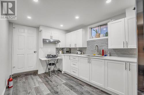 516 Kelvedon Mews, Mississauga, ON - Indoor Photo Showing Kitchen