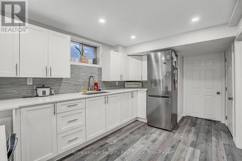 516 Kelvedon Mews, Mississauga, ON - Indoor Photo Showing Kitchen With Upgraded Kitchen