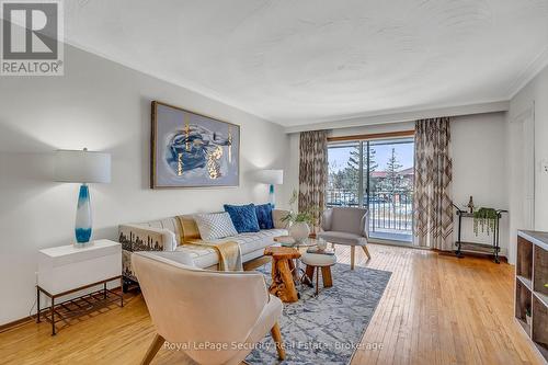 516 Kelvedon Mews, Mississauga, ON - Indoor Photo Showing Living Room