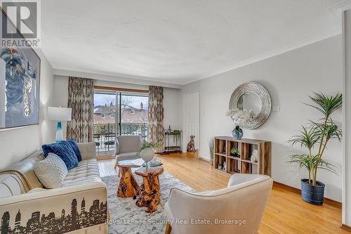 516 Kelvedon Mews, Mississauga, ON - Indoor Photo Showing Living Room