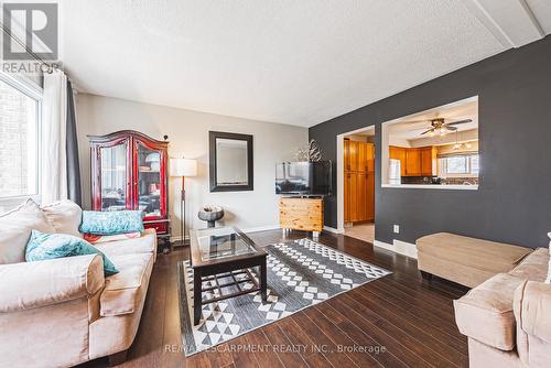 38 Glenburn Court, Hamilton, ON - Indoor Photo Showing Living Room