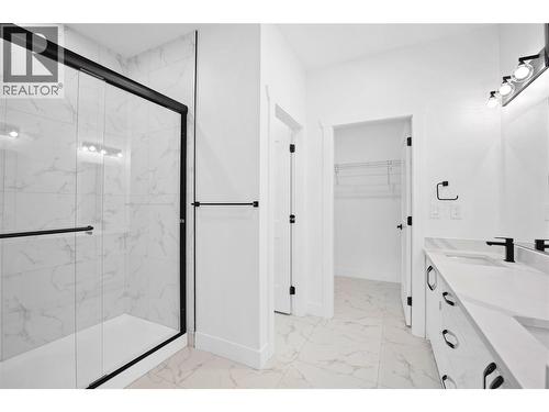 7279 Birch Close, Anglemont, BC - Indoor Photo Showing Bathroom