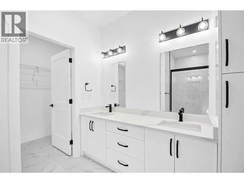 7279 Birch Close, Anglemont, BC - Indoor Photo Showing Bathroom