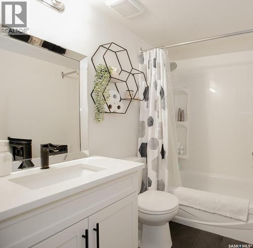 A 22 Nollet Avenue, Regina, SK - Indoor Photo Showing Bathroom