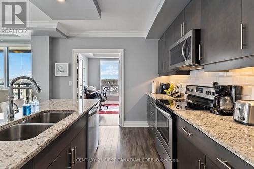 Kitchen - 411 - 260 Villagewalk Boulevard, London North (North R), ON - Indoor Photo Showing Kitchen With Double Sink With Upgraded Kitchen