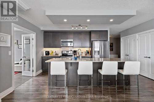 Kitchen - 411 - 260 Villagewalk Boulevard, London North (North R), ON - Indoor Photo Showing Kitchen With Upgraded Kitchen