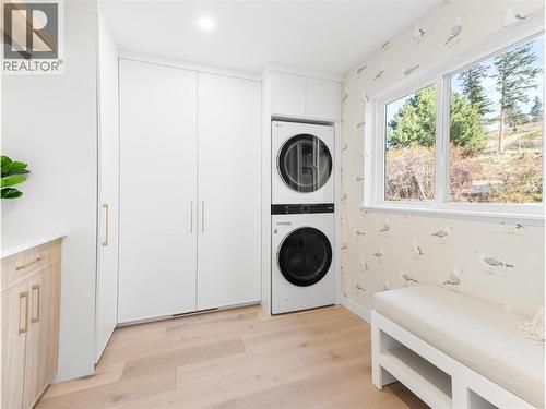 5538 Lakeshore Road, Kelowna, BC - Indoor Photo Showing Laundry Room
