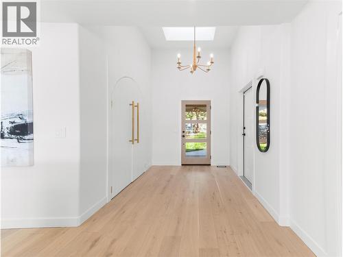 5538 Lakeshore Road, Kelowna, BC - Indoor Photo Showing Other Room