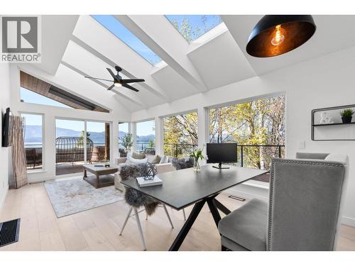 5538 Lakeshore Road, Kelowna, BC - Indoor
