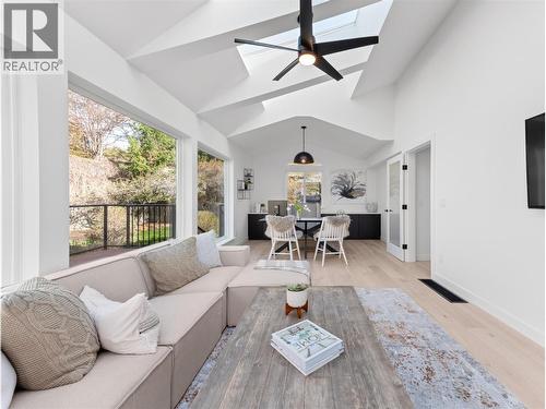 5538 Lakeshore Road, Kelowna, BC - Indoor Photo Showing Living Room