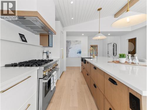 5538 Lakeshore Road, Kelowna, BC - Indoor Photo Showing Kitchen With Upgraded Kitchen