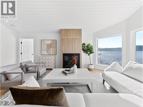 5538 Lakeshore Road, Kelowna, BC - Indoor Photo Showing Living Room