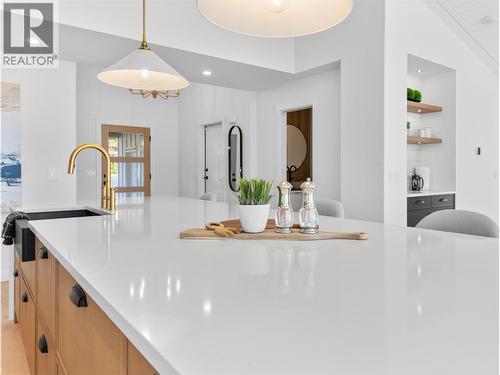 5538 Lakeshore Road, Kelowna, BC - Indoor Photo Showing Kitchen