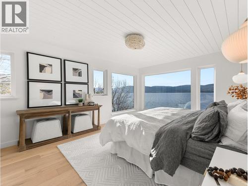5538 Lakeshore Road, Kelowna, BC - Indoor Photo Showing Bedroom