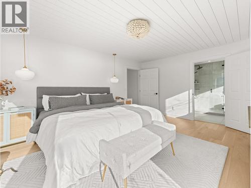 5538 Lakeshore Road, Kelowna, BC - Indoor Photo Showing Bedroom