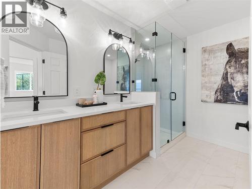 5538 Lakeshore Road, Kelowna, BC - Indoor Photo Showing Bathroom