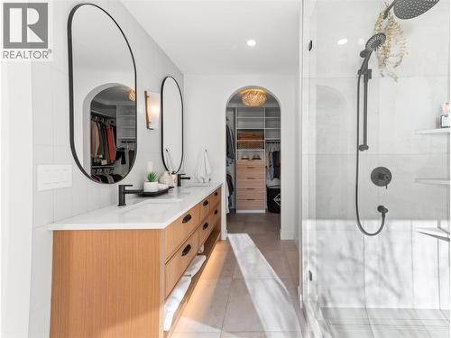 5538 Lakeshore Road, Kelowna, BC - Indoor Photo Showing Bathroom
