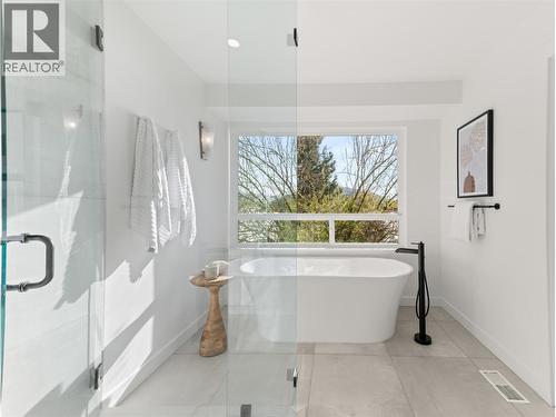 5538 Lakeshore Road, Kelowna, BC - Indoor Photo Showing Bathroom