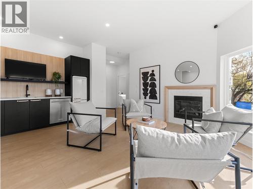5538 Lakeshore Road, Kelowna, BC - Indoor With Fireplace