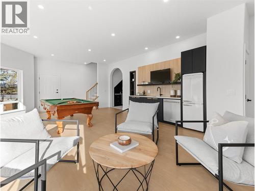 5538 Lakeshore Road, Kelowna, BC - Indoor