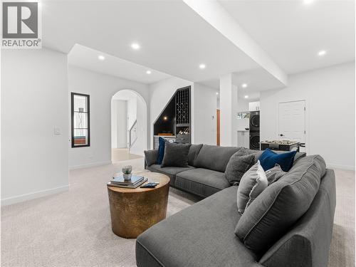 5538 Lakeshore Road, Kelowna, BC - Indoor Photo Showing Living Room