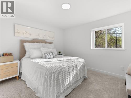 5538 Lakeshore Road, Kelowna, BC - Indoor Photo Showing Bedroom