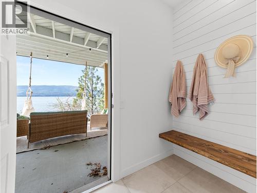 5538 Lakeshore Road, Kelowna, BC - Indoor