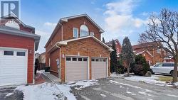 1042 WINDSOR HILL BOULEVARD  Mississauga, ON L5V 1P4