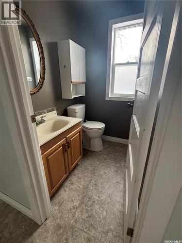 331 3Rd Avenue W, Assiniboia, SK - Indoor Photo Showing Bathroom