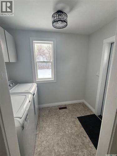 331 3Rd Avenue W, Assiniboia, SK - Indoor Photo Showing Laundry Room