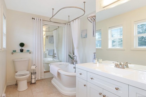 1272 Noel Ave, Comox, BC 