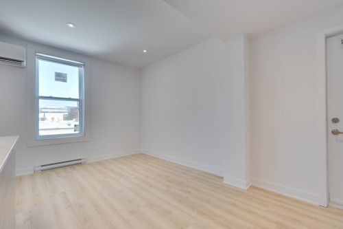 Salon - 7123 Av. Querbes, Montréal (Villeray/Saint-Michel/Parc-Extension), QC - Indoor Photo Showing Other Room