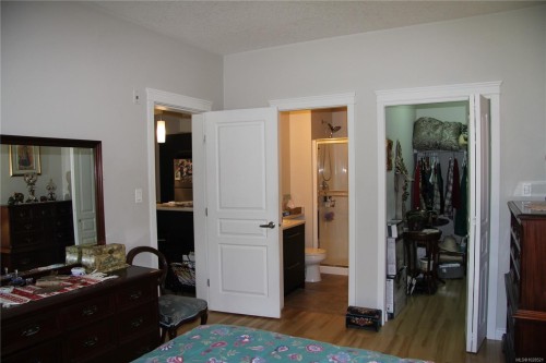 207-2117 Meredith Rd, Nanaimo, BC - Indoor Photo Showing Bedroom