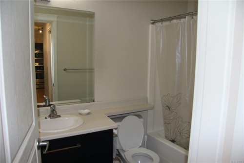 207-2117 Meredith Rd, Nanaimo, BC - Indoor Photo Showing Bathroom