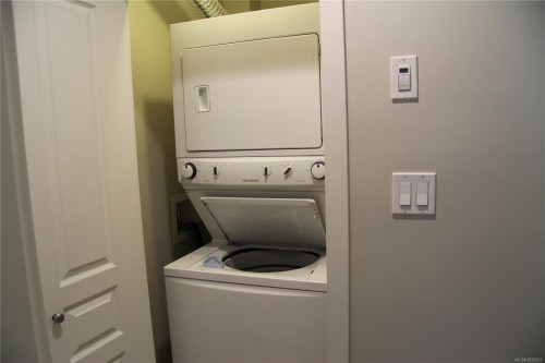 207-2117 Meredith Rd, Nanaimo, BC - Indoor Photo Showing Laundry Room