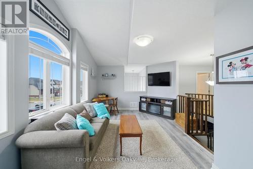 115 Pumpkin Pass, Hamilton (Binbrook), ON - Indoor Photo Showing Living Room