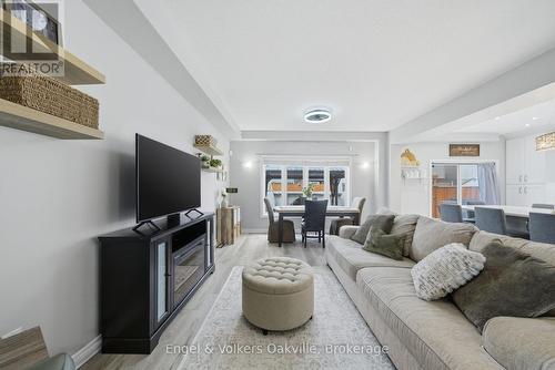115 Pumpkin Pass, Hamilton (Binbrook), ON - Indoor Photo Showing Living Room