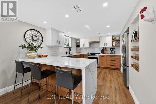 FULLY RENOVATED THROUGHOUT! - 5418 Anthony Place, Burlington, ON - Indoor Photo Showing Kitchen With Upgraded Kitchen