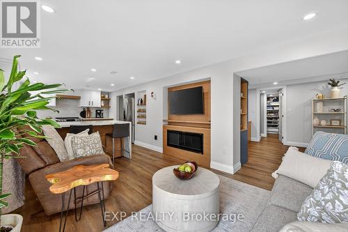 5418 Anthony Place, Burlington, ON - Indoor Photo Showing Living Room With Fireplace