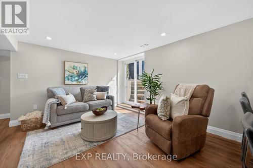5418 Anthony Place, Burlington, ON - Indoor Photo Showing Living Room