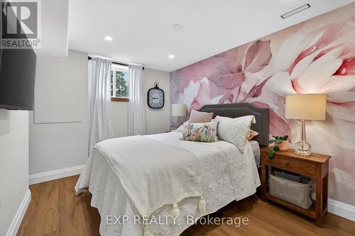 5418 Anthony Place, Burlington, ON - Indoor Photo Showing Bedroom