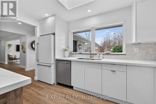 5418 Anthony Place, Burlington, ON - Indoor Photo Showing Kitchen With Double Sink