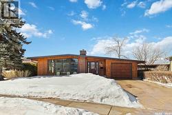 706 East DRIVE  Saskatoon, SK S7J 2X7