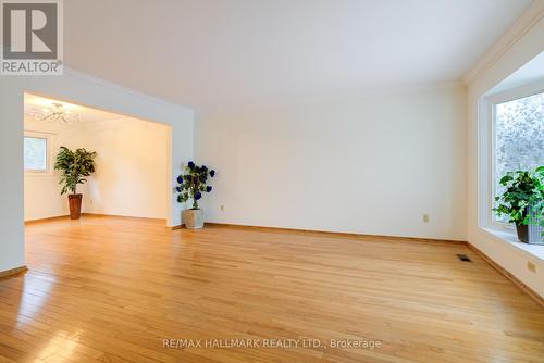 34 HARRINGAY CRESCENT , Toronto, Ontario M1W 1Z3 5