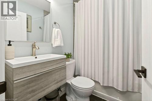 Full bath featuring vanity and curtained shower - 237 East 32Nd Street, Hamilton, ON - Indoor Photo Showing Bathroom
