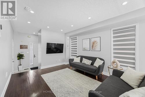 41 Tanglemere Crescent, Brampton, ON - Indoor Photo Showing Living Room