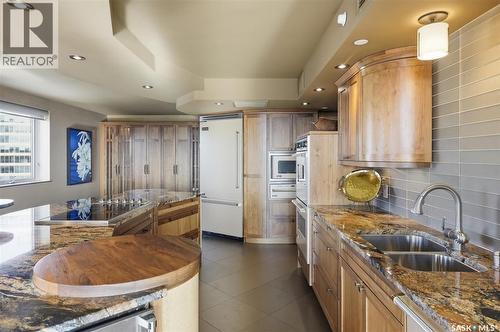 1001 730 Spadina Crescent E, Saskatoon, SK - Indoor Photo Showing Kitchen With Double Sink