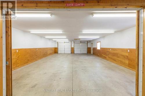 7315 Siderd 15, Mapleton, ON - Indoor Photo Showing Garage
