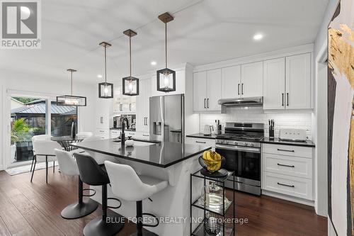 28 Weir Crescent, St. Thomas, ON - Indoor Photo Showing Kitchen With Upgraded Kitchen
