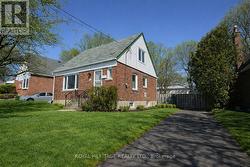 17 KINGSWELL CRESCENT  Toronto, ON M1L 3E2